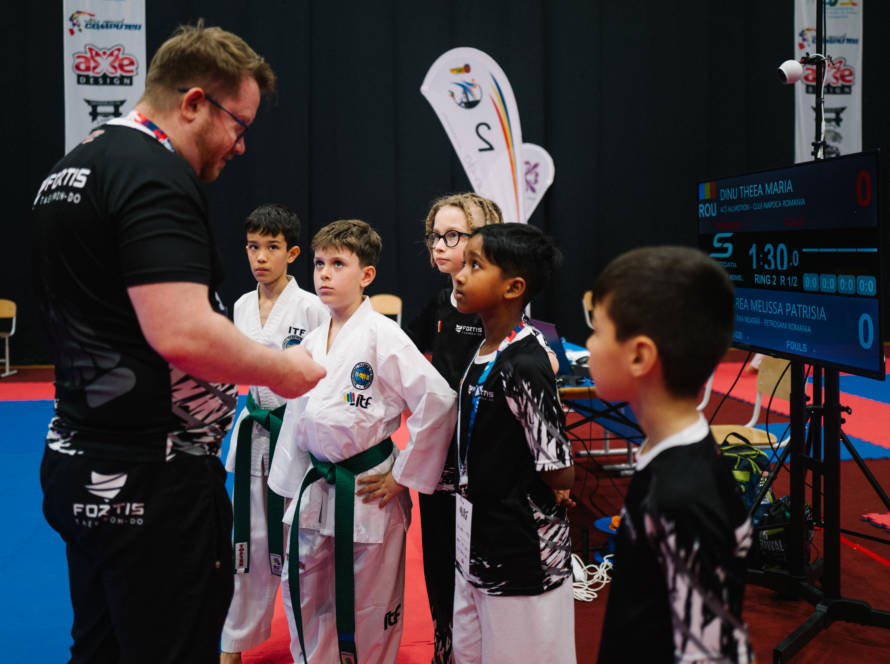 Antrenor Fortis motivând echipa de copii la o competiție de Taekwon-Do
